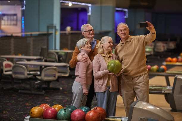 personas mayores tomando selfie en los bolos - bowling holding bowling ball hobbies fotografías e imágenes de stock