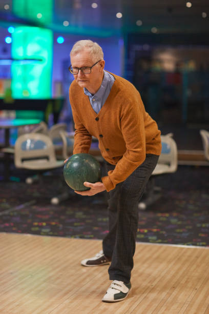 ボーリングをしているシニアマン - bowling holding bowling ball hobbies ストックフォトと画像