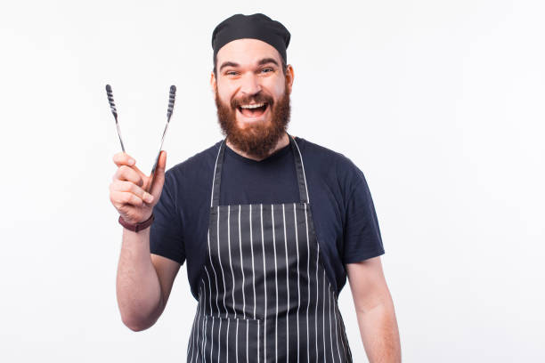 foto del hombre chef feliz sosteniendo utensilios para cocinar carne - sausage barbecue grill barbecue cooking fotografías e imágenes de stock