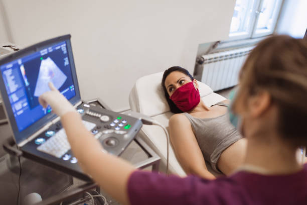 médico femenino haciendo examen de ultrasonido en clínica - gynecologist gynecological examination ultrasound human pregnancy fotografías e imágenes de stock