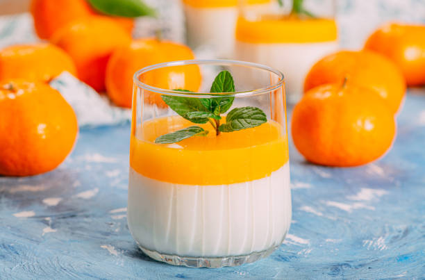 panna cotta à la gelée de mandarine - gelatin dessert orange fruit marmalade photos et images de collection