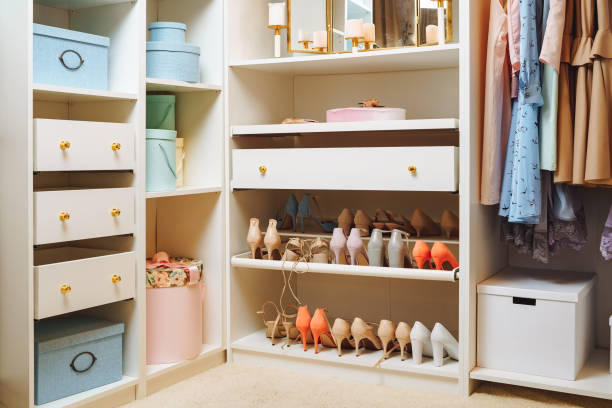 grande garde-robe avec des vêtements pour femmes élégants, chaussures, accessoires et boîtes. organisation de l’espace de stockage et du concept de mode - disposition photos et images de collection