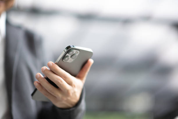 siyah akıllı telefon tutan elinizi kapatın iphone 12 pro max - iphone stok fotoğraflar ve resimler