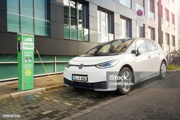 Auto Elettrica Volkswagen Id3 Bianca E Stazione Di Ricarica - Fotografie stock e altre immagini di Industria elettronica