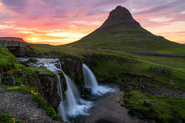 cielo dramático sobre la montaña kirkjufell en verano - sol de medianoche fotografías e imágenes de stock