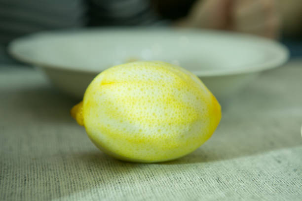 el proceso de elaboración de licor de limón limoncello en casa. limón sin ralladura. - n64 fotografías e imágenes de stock
