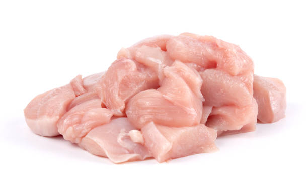 흰 배경에 고립 된 생 닭 고기 - chicken raw chicken breast meat 뉴스 사진 이미지