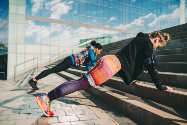 sportswomen exercising push-ups - self improvement audio imagens e fotografias de stock