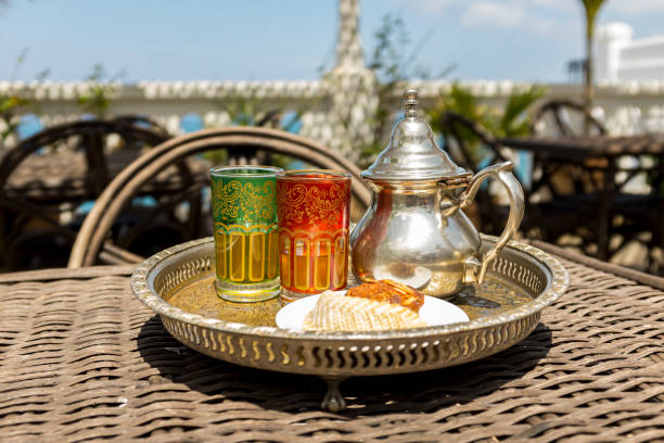 tè alla menta a tangeri, marocco - morocco tea glass mint tea foto e immagini stock