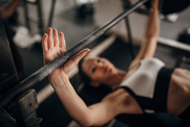 fit kobieta robi ćwiczenia wyciskania na ławce w siłowni - women weight bench exercising weightlifting zdjęcia i obrazy z banku zdjęć
