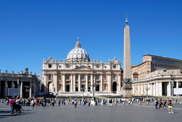 ローマのサンピエトロ広場にあるサンピエトロ大聖堂 - イタリア。 - rome italy vatican st peters basilica ストックフォトと画像