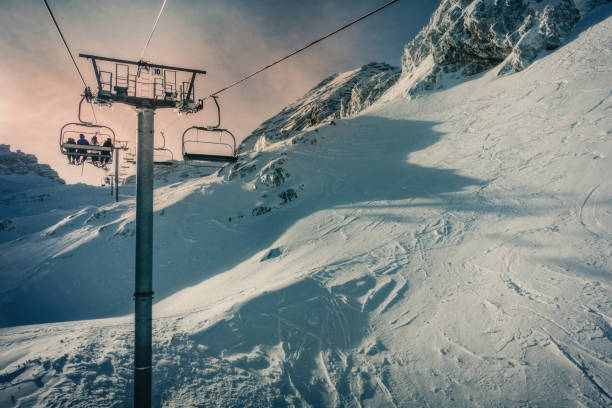 skilift im winterskigebiet - ski slope overhead cable car snow frost stock-fotos und bilder
