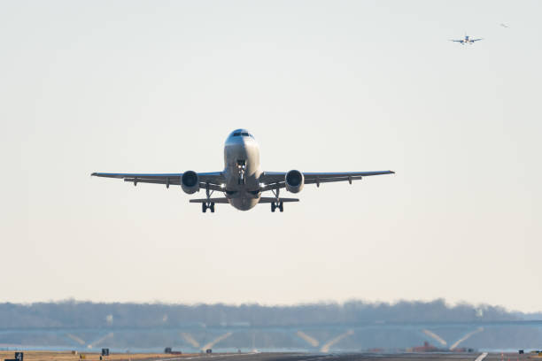 dcaから離陸する飛行機 - airplane flying commercial airplane air vehicle ストックフォトと画像