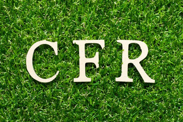 lettera alfabeto legno in parola cfr (abbreviazione costo e trasporto) su sfondo erba verde - cfr foto e immagini stock