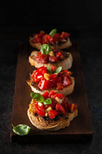 bruschetta mit tomaten und basilikum. - bruschetta stock-fotos und bilder