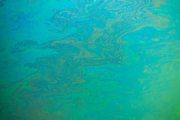 매끄러운 산업 오일 연료 유출 수질 오염 - oil slick pouring chemical oil 뉴스 사진 이미지