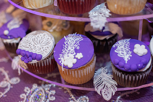 Purple Great Gatsby  themmed cup cakes at wedding