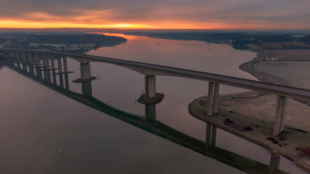 wschód słońca nad rzeką orwell w pobliżu ipswich, suffolk, wielka brytania - river orwell zdjęcia i obrazy z banku zdjęć