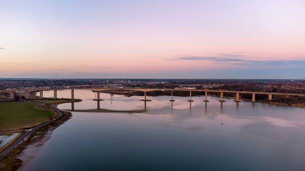 widok na rzekę orwell z drona o zachodzie słońca w suffolk, wielka brytania - river orwell zdjęcia i obrazy z banku zdjęć