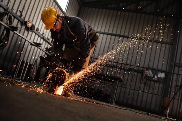 metalúrgico usando uma foto de estoque de moedor - grinding steel sparks cutting - fotografias e filmes do acervo