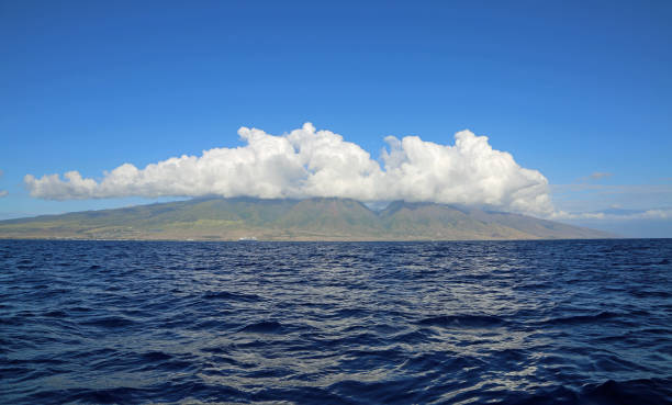 istock Maui on the horizon 1298355142
