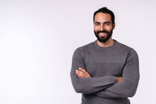 confiado joven árabe sonriente con ropa casual aislada sobre fondo blanco - arabia fotografías e imágenes de stock