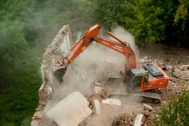 excavadora derribando cuartel para nueva construcción - excavator de desmantelar las cargas de la basura fotografías e imágenes de stock