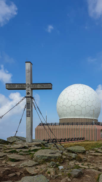 speikkogel - деревянный крест на вершине гросс speikkogel, австрийские альпы. за ним стоит метеорологическая станция, - radar dome mountain range mountain hill стоковые фото и изображения