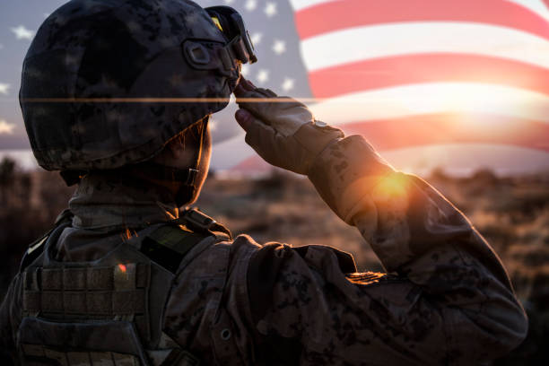 일출에서 미국 국기를 경례하는 여성 솔리더 - us military 뉴스 사진 이미지