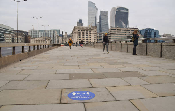социальный знак дистанцирования на лондонском мосту во время блокировки - heron tower стоковые фото и изображения