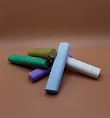 schulkreide.jpg?b=1&s=170x170&k=20&c=o90nWuWUK8zRcKWRMX4N7JUokY5TWwGZ7uNWpIgL2sE=