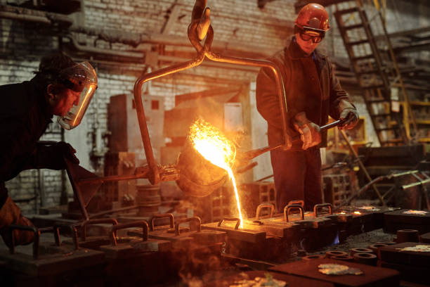 lavoratori dell'industria siderurgica in fabbrica - foundry foto e immagini stock