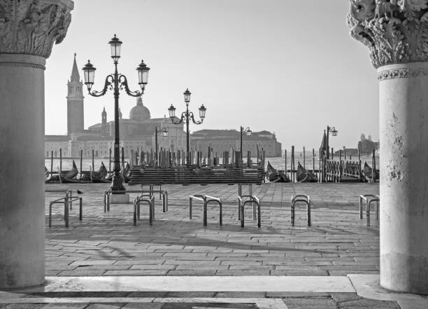 ヴェネツィア - サンマルコ広場と柱のウォーターフロント - photography black and white restaurant italy ストックフォトと画像