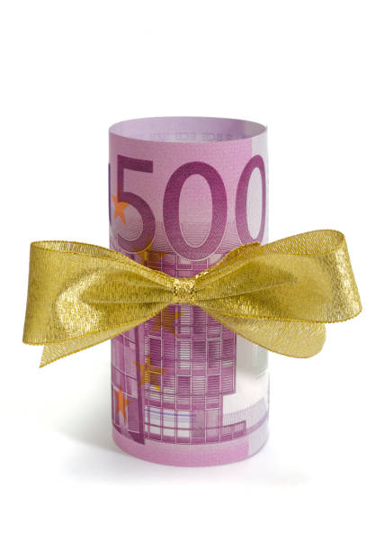 finanças e economia com cédulas euro - photography still life vertical bill - fotografias e filmes do acervo