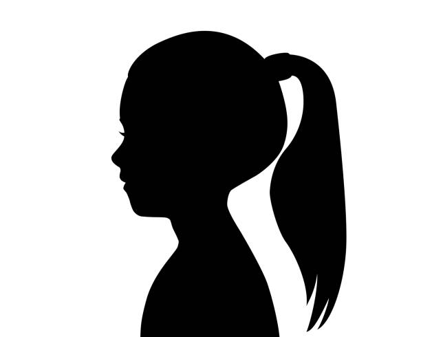 女の子の頭の黒いシルエット。子プロファイル。ポニーテールに引っ張られた長い髪。女性のシルエット。白い背景に分離された描画。ベクトルストックのイラスト。 - ponytail点のイラスト素材／クリップアート素材／マンガ素材／アイコン素材