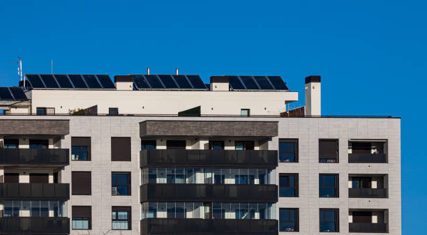 часть жилого дома с солнечными батареями на крыше для энергоэффективности - solar energy currency energy green стоковые фото и изображения