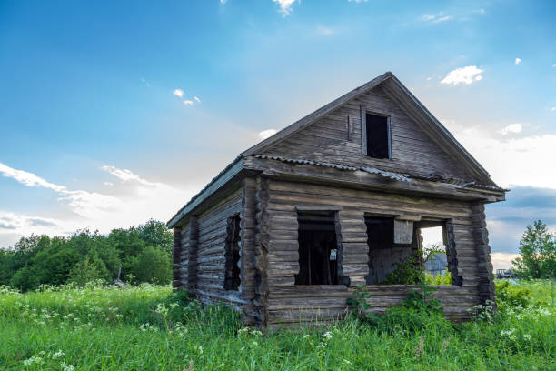 old rural wooden abandoned house in russian village - finland sauna lake house imagens e fotografias de stock