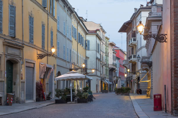 parma - la calle del casco antiguo al atardecer. - parma italia fotografías e imágenes de stock