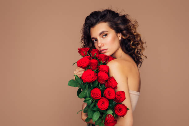 ragazza felice che tiene in mano un grande bouquet di rose rosse - rose valentines day bouquet red foto e immagini stock