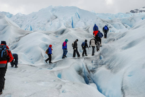 grupo de excursionistas caminando por el glaciar perito moreno. - patagonia el calafate horizontal argentina fotografías e imágenes de stock