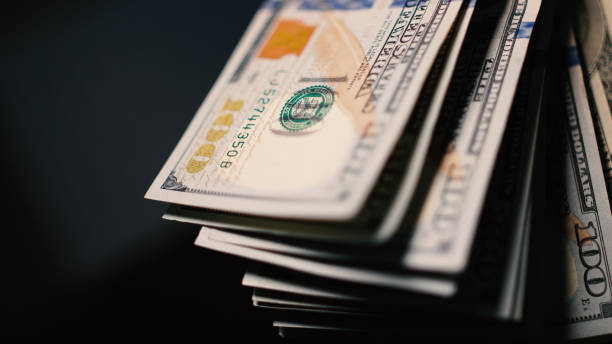 sfondo dello stack di banconote in dollari americani - stack dollar number 100 currency foto e immagini stock