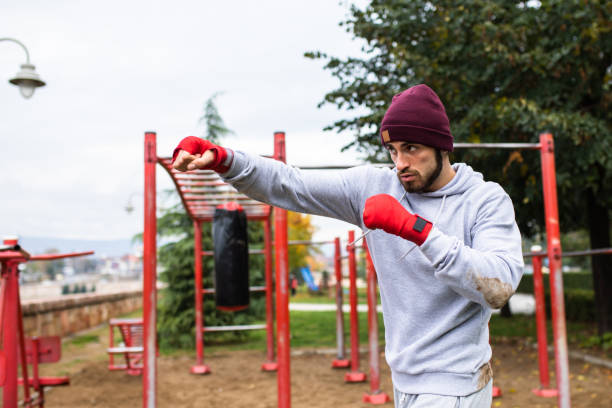 une ombre de boxeur boxe à l’extérieur - men sweat combative sport boxing photos et images de collection