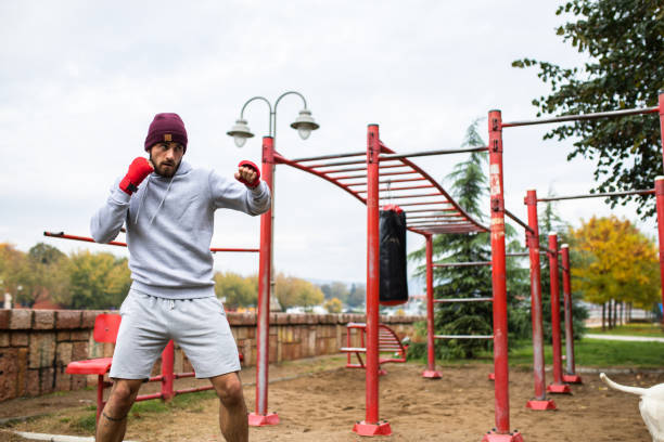 un boxeur ombre de boxe - men sweat combative sport boxing photos et images de collection