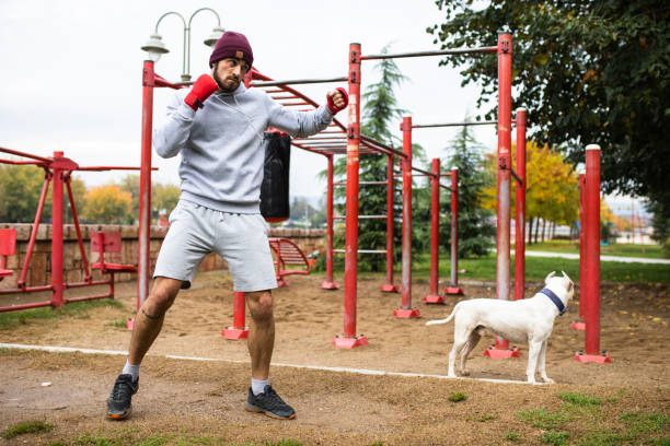 un boxeur s’travaillant dehors par mauvais temps - men sweat combative sport boxing photos et images de collection