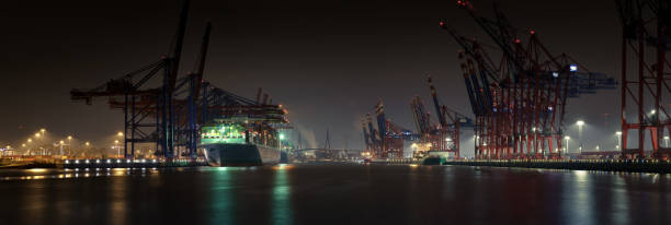 panorama nocturno de una gran terminal en el puerto de hamburgo - hamburg germany elbe river illuminated freight transportation fotografías e imágenes de stock