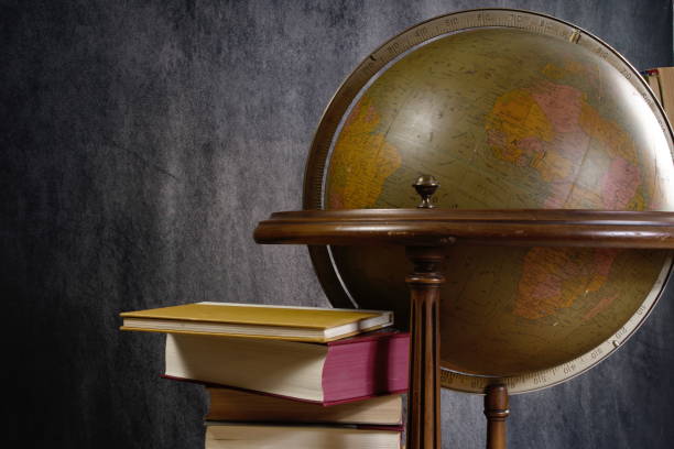 globe antique avec des livres - sphere library globe old fashioned photos et images de collection