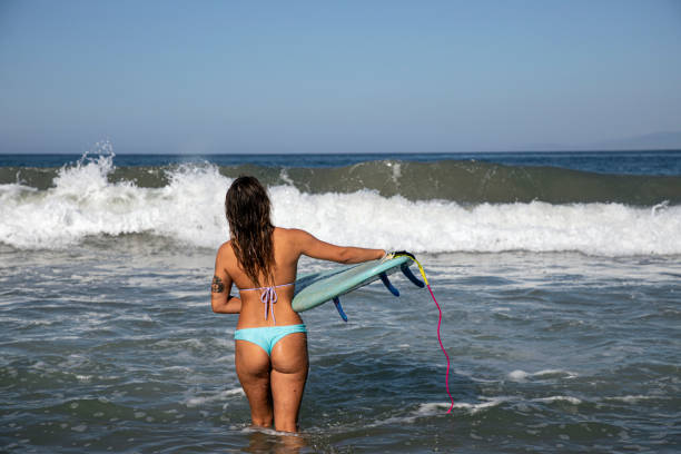 女性サーファー - women sensuality surfing water sport ストックフォトと画像