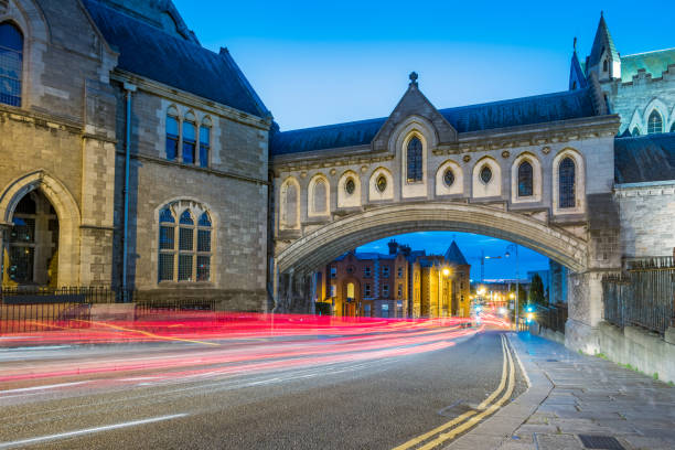 christ church cathedral bridge over winetavern street in dublin ireland - dublin ireland place of worship church travel destinations imagens e fotografias de stock