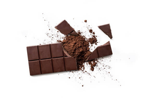 gebrochener dunkler schokoriegel und schokoladenpulver isoliert auf weißem tisch - dark choccolate stock-fotos und bilder