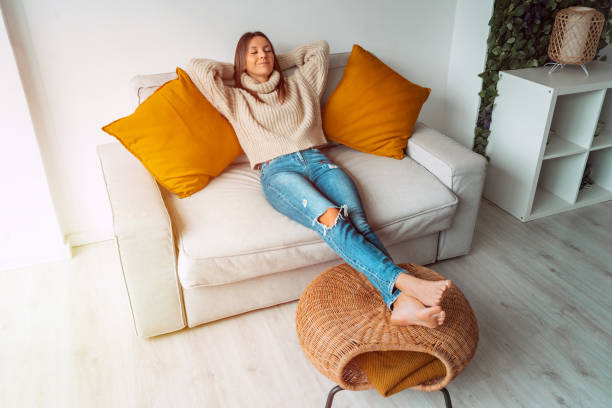 Calm satisfied woman relaxing or sleeping on the sofa in living room. Carefree lady resting at home, enjoying stress free weekend. Day off work. Home lifestyle, home comfort concept.High quality photo tranquila mujer satisfecha relajarse o dormir en el sofá en la sala de estar. señora despreocupada descansando en casa, disfrutando de fin de semana libre de estrés. día libre de trabajo. estilo de vida del hogar, concepto de la comodidad del hogar.